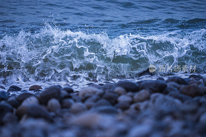 海浪拍打着海岸