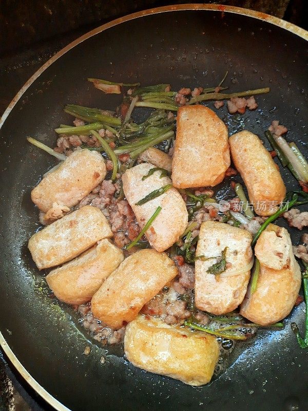 炒豆腐芹菜配猪肉末。