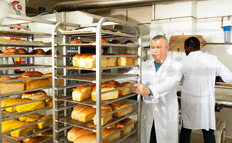 面包师推着烤面包的手推车