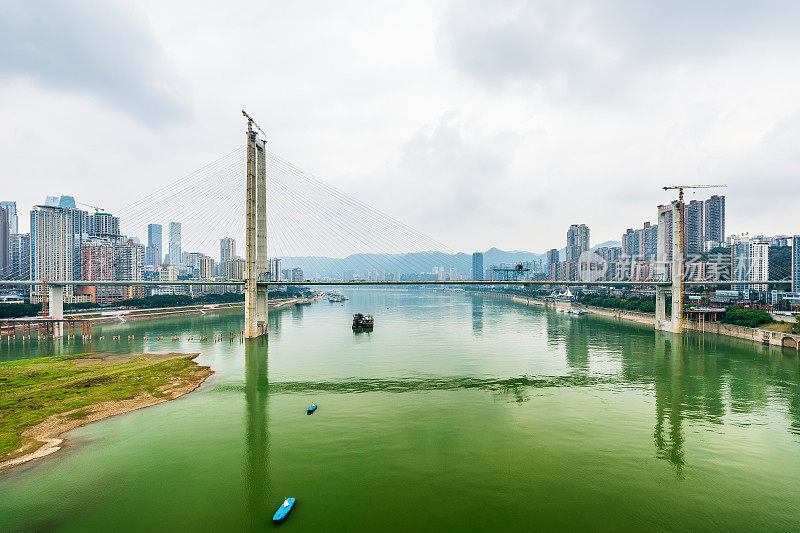 阴天重庆滨江城市的现代建筑和立交桥