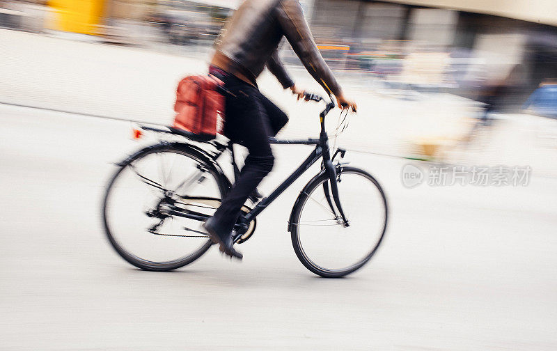 城市里一个骑自行车的人的动态模糊图像