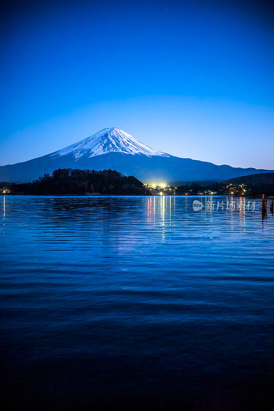 富士山的夜景倒映在日本川口湖上