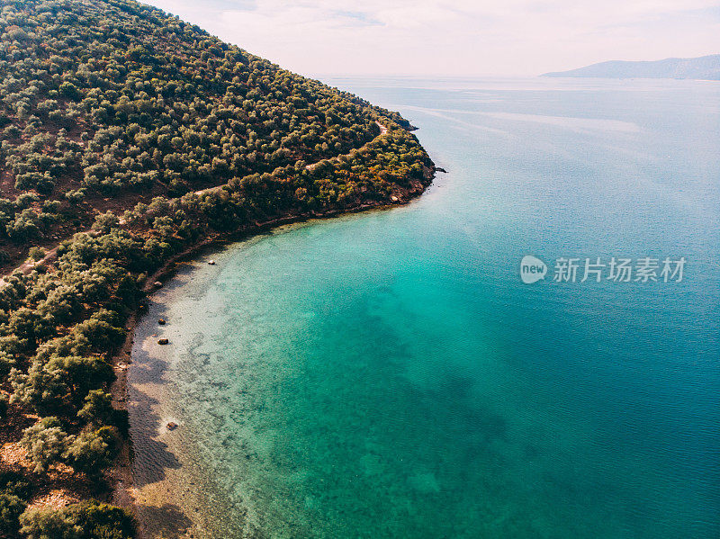 无人机观看美丽的爱琴海海岸线