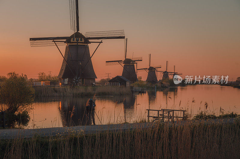 日出时的传统风车群，Kinderdijk，荷兰，世界遗产。