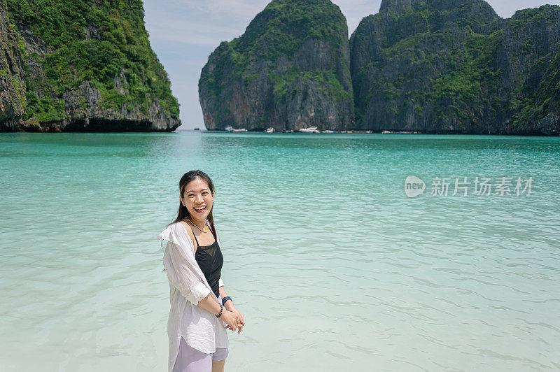 年轻的泰国旅行者旅行夏季假期度假概念快乐的旅游，亚洲旅行者放松在玛雅湾的白色沙滩，普吉岛和甲米泰国