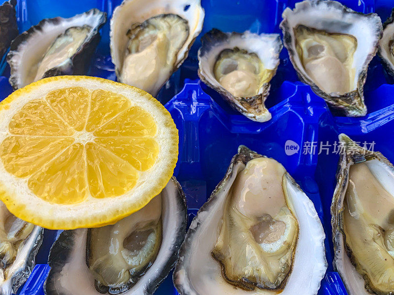 海鲜:新鲜开壳牡蛎和柠檬壳的特写