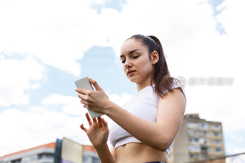 女孩在给别人发短信