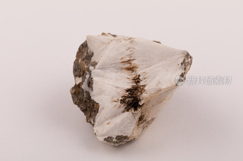 沸石是由于地下水的结晶作用而在火山岩中天然存在的矿物