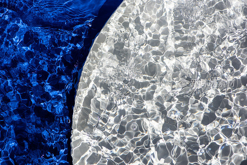 浴缸与热水和舒适的移动，闪闪发光的蓝色和白色的背景