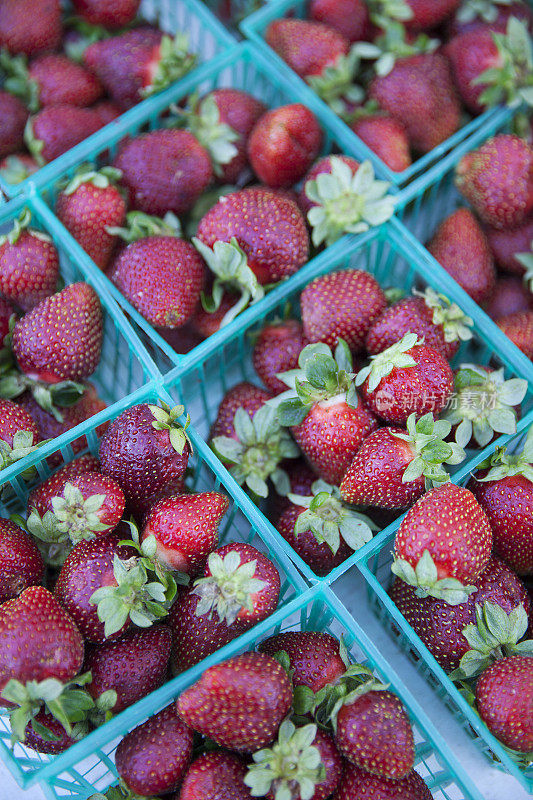 农贸市场上出售的新鲜草莓