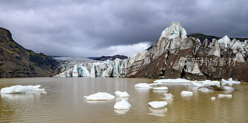 Svinafellsjokull冰川和湖泊的全景