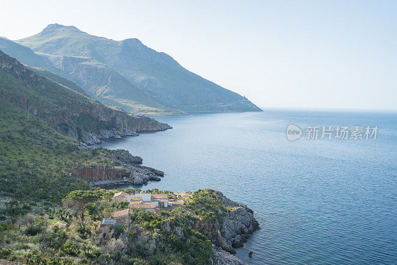 俯瞰郁郁葱葱的山丘、大海和海岸线