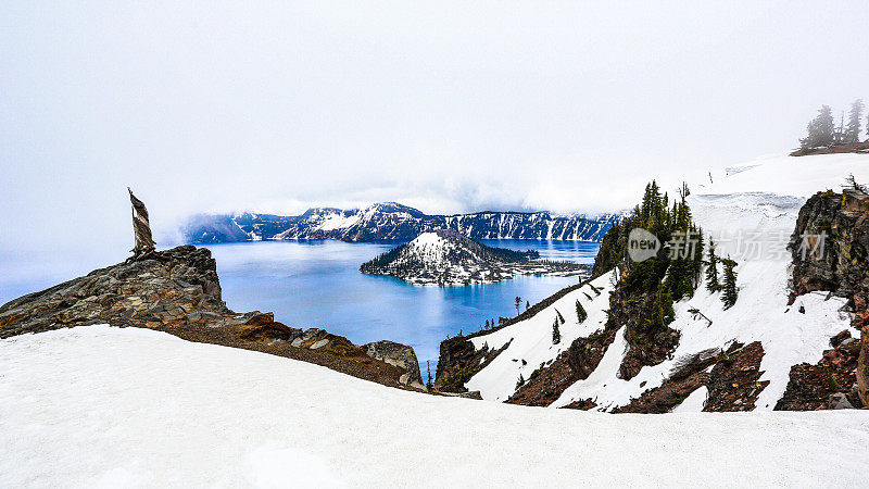 火山口湖在雾中