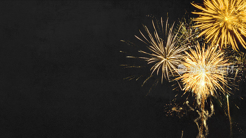西尔维斯特2023年，除夕，新年，节日晚会庆祝节日背景——金色的烟花在漆黑的夜空烟花