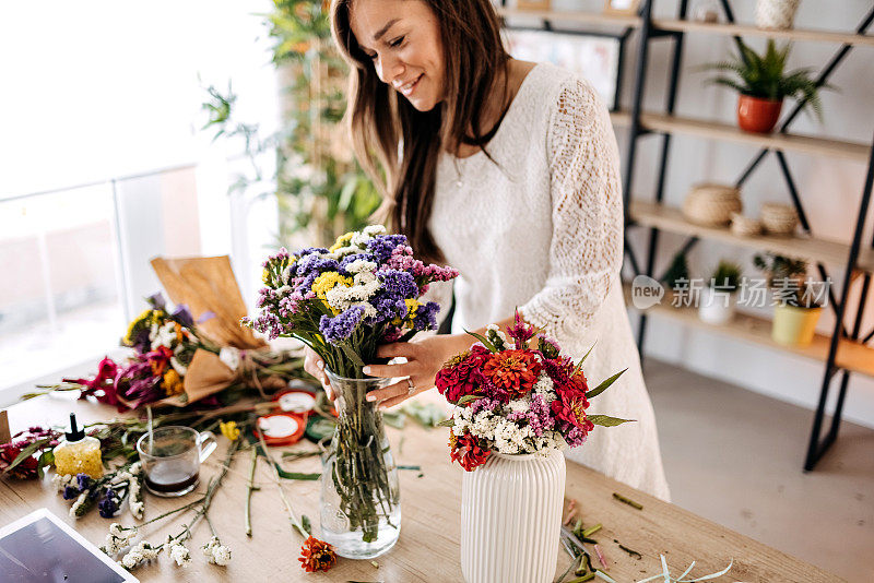 制作花卉装饰品的妇女