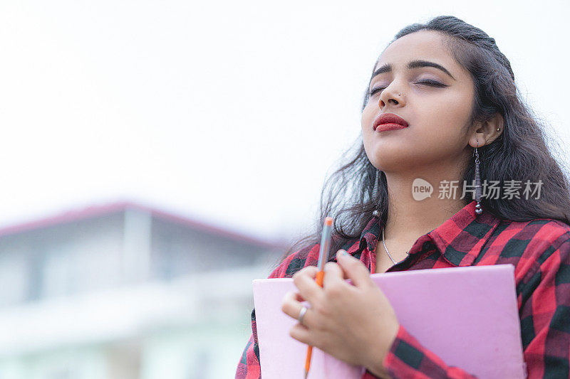 成年女学生在新鲜空气中感觉很棒。