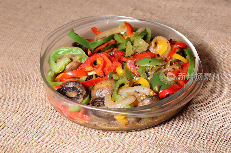新鲜油炸蔬菜，包括红、绿、黄甜椒和炒蘑菇