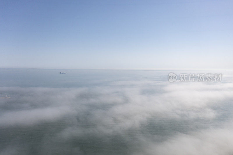 黑海上空的低云。雾在海
