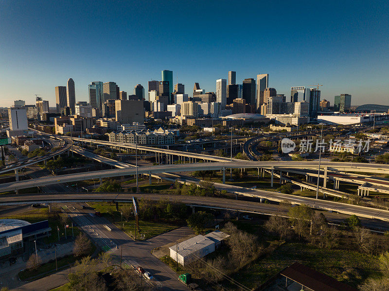 无人机从高速公路交汇处拍摄休斯顿市中心