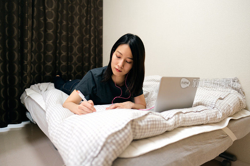 女性在床上在线学习