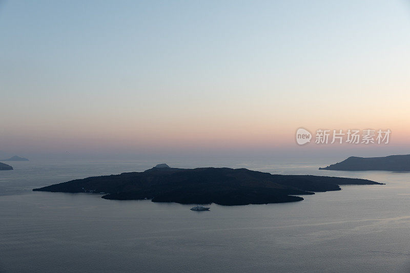 希腊圣托里尼火山破火山口的景观和建筑