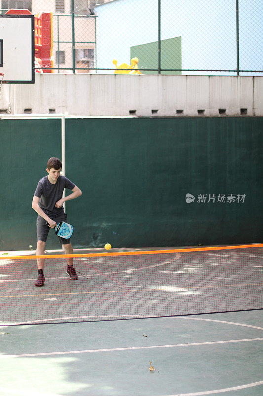 少年玩pickleball