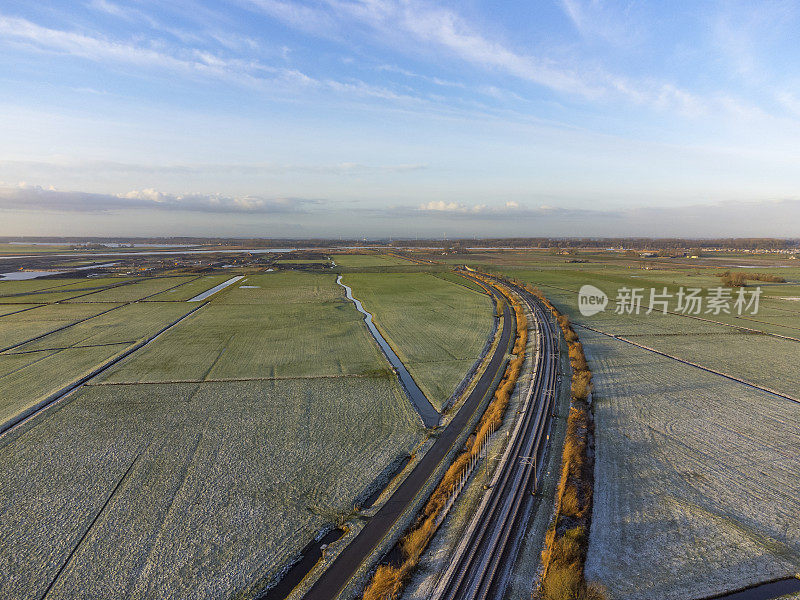 Hanzelijn铁路在春天穿过乡村景观