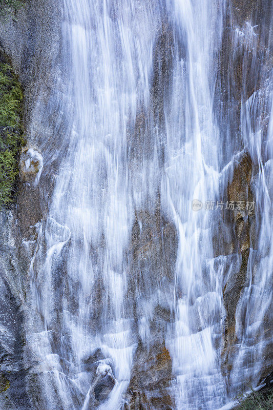 奔流的瀑布从蓝山的岩石表面流下