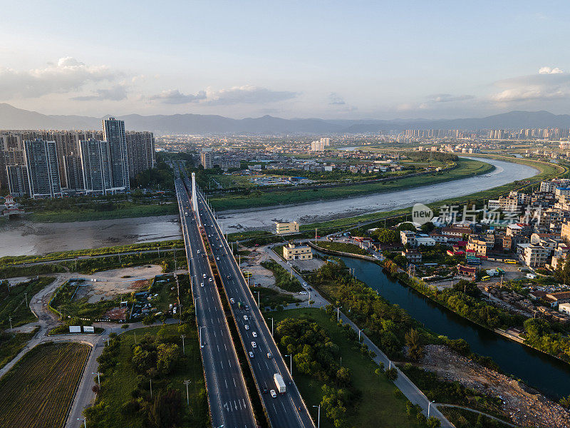 穿越城市和农村地区的河流和道路的航空照片