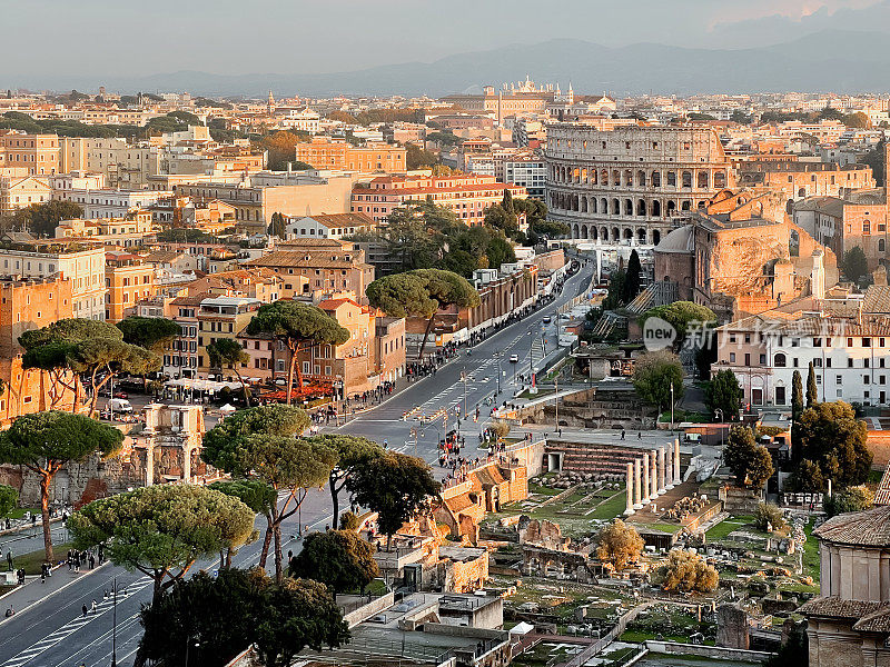 日落时分，罗马市中心的斗兽场和罗马广场鸟瞰图