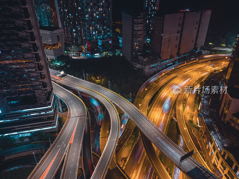 无人机视图直接在夜景城市与高架公路桥梁交叉路口