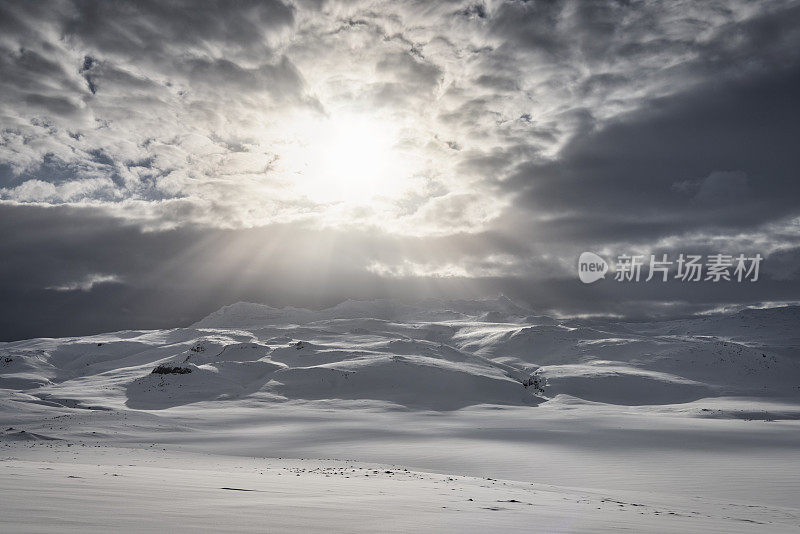 冰岛雪山上的太阳