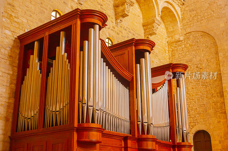 巴里教堂。意大利。器官管。音乐