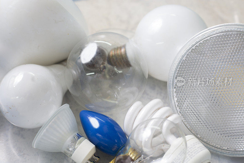卤素灯泡和紧凑型荧光灯被禁止使用。