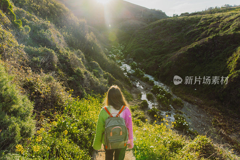 女旅行者探索马蹄莲花山谷在大苏尔，加利福尼亚