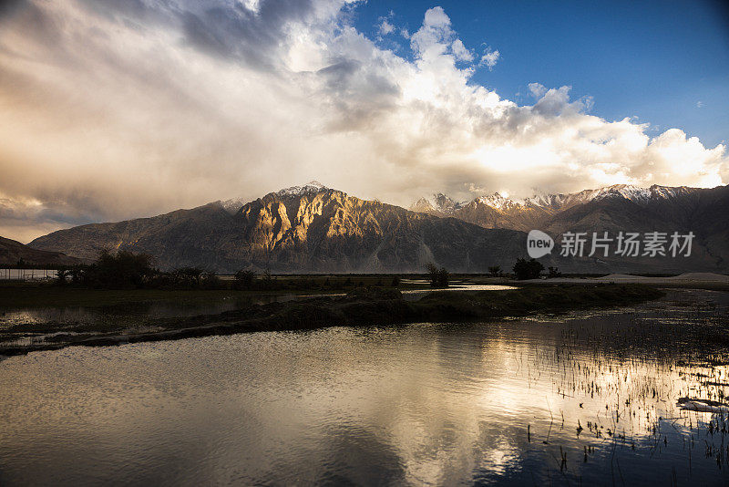 湖和山脉在日落的背景，喜马拉雅山