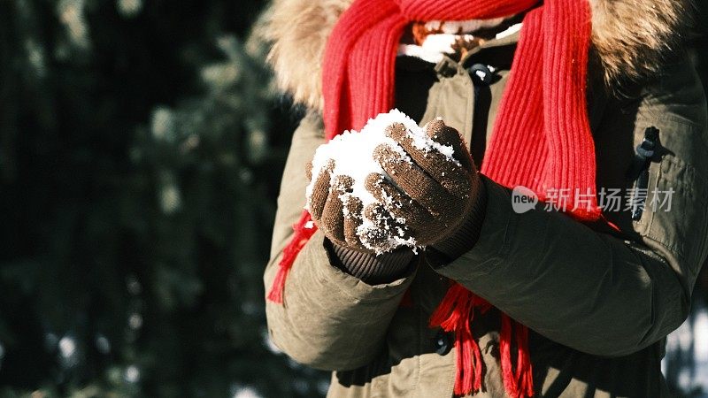 女人们的手正在做雪球