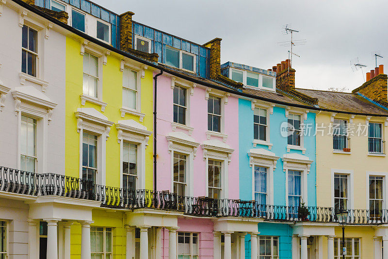 伦敦住宅区街道上的淡色连栋房屋
