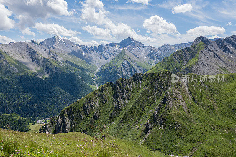 瑞士的高山山峰，背景是Samnaun镇。