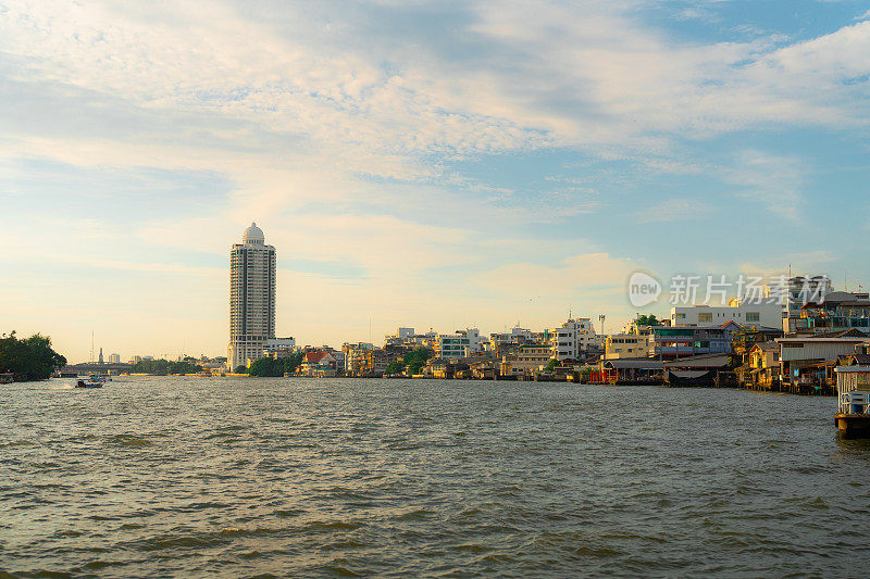 从湄南河看曼谷的城市景观