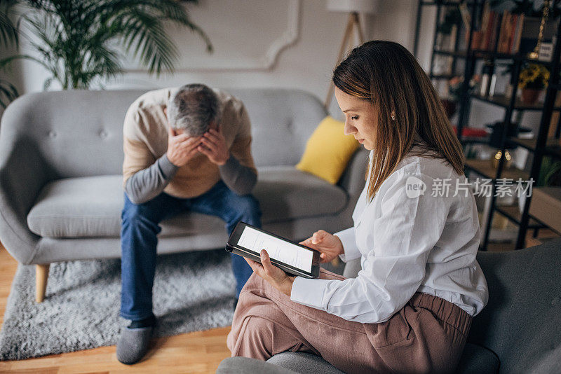 心理治疗，年轻的女医生与老年男子交谈，伸出援助之手