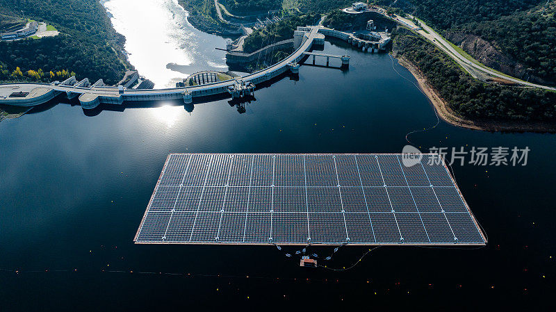 在靠近大坝的葡萄牙南部，太阳能漂浮在水中的航拍图像