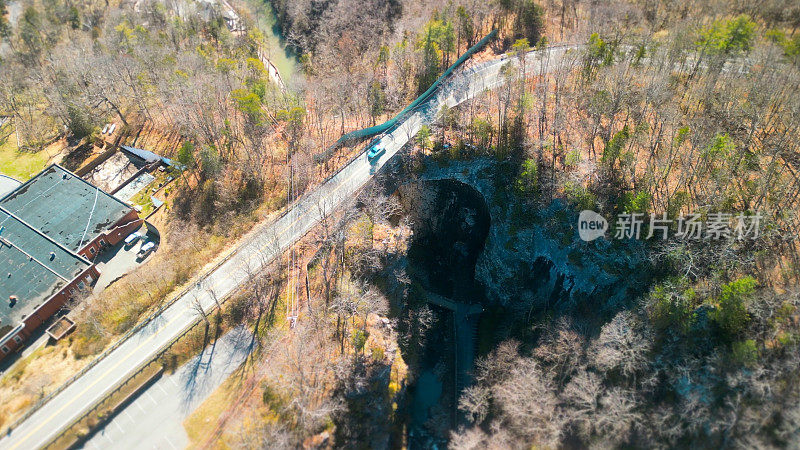 自然桥鸟瞰图-岩桥县弗吉尼亚州立公园步道