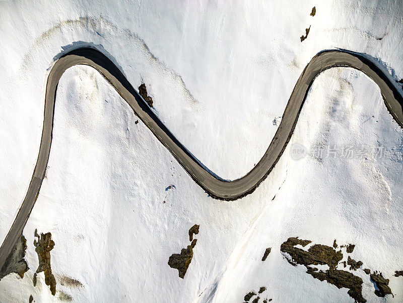 Geirangervegen雪上蜿蜒的山路鸟瞰图