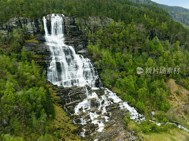 Tvindefossen瀑布鸟瞰图