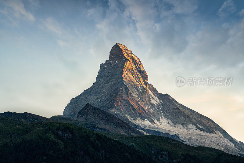 采尔马特马特马特峰在黎明瑞士