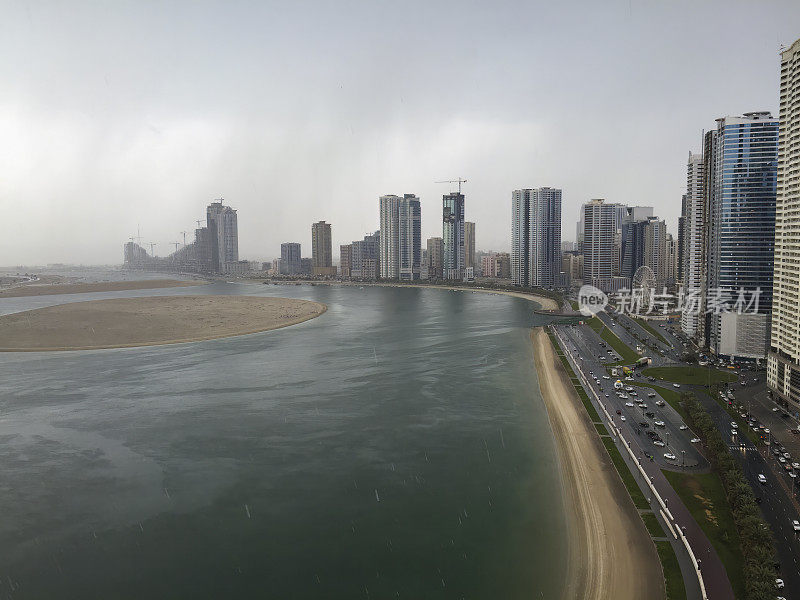 沙迦艾尔汗泻湖上的雨