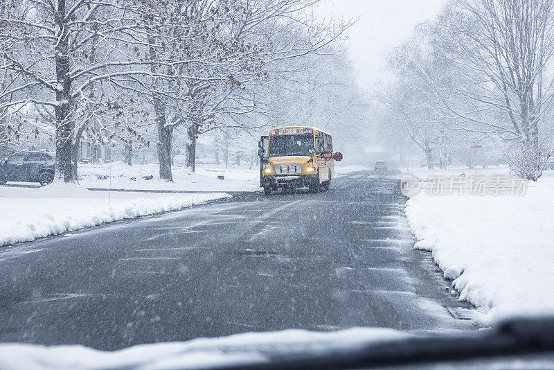 暴风雪期间，校车停在郊区街道上