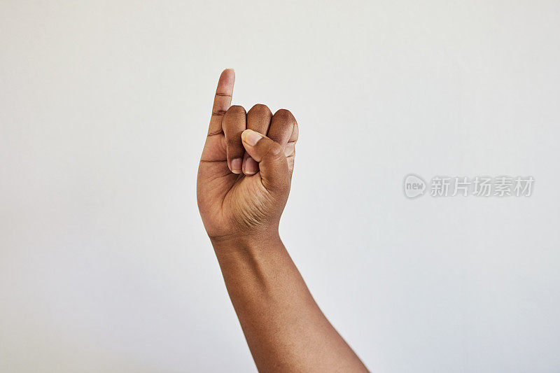 手语，小指和手在白色背景上的字母，拼写和字母I.交流，asl手势和孤立的图标学习，聋人教育和abc符号在工作室