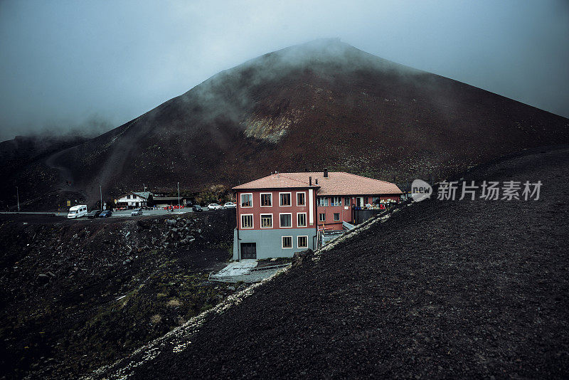 意大利西西里岛埃特纳火山上的西尔维斯特里火山口附近的建筑